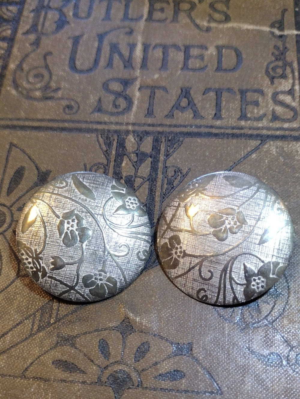 Vintage Silver Floral Engraved Botanical Silver Toned Clip On Earrings